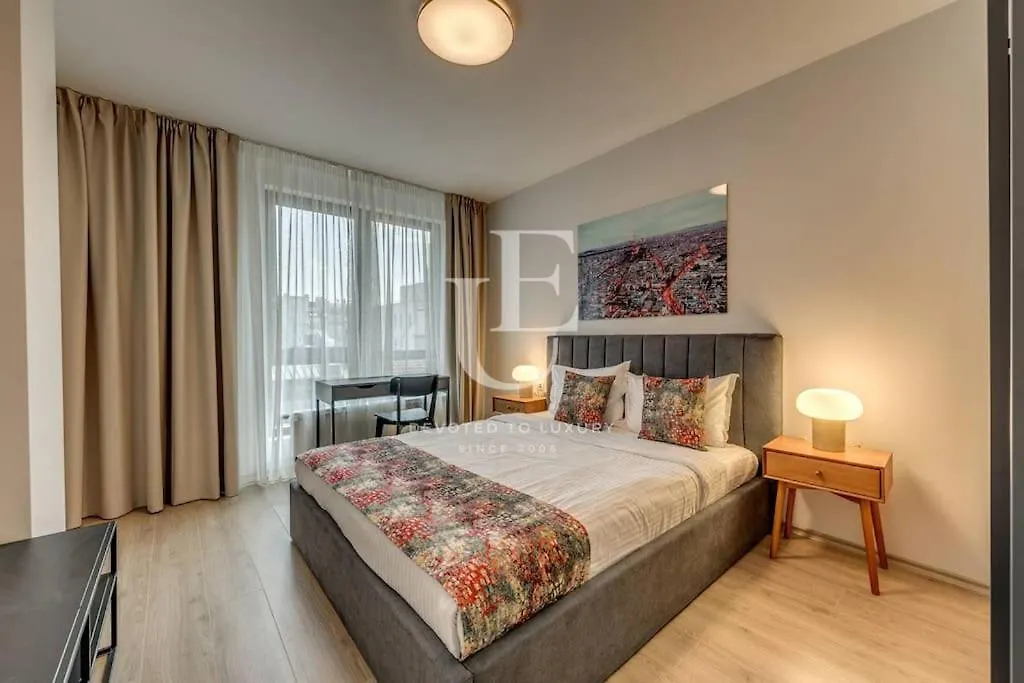New York: A Spacious Modern Apartment With Parking Sofie