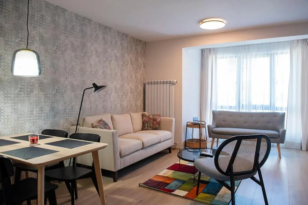 New York: A Spacious Modern Apartment With Parking Sofie