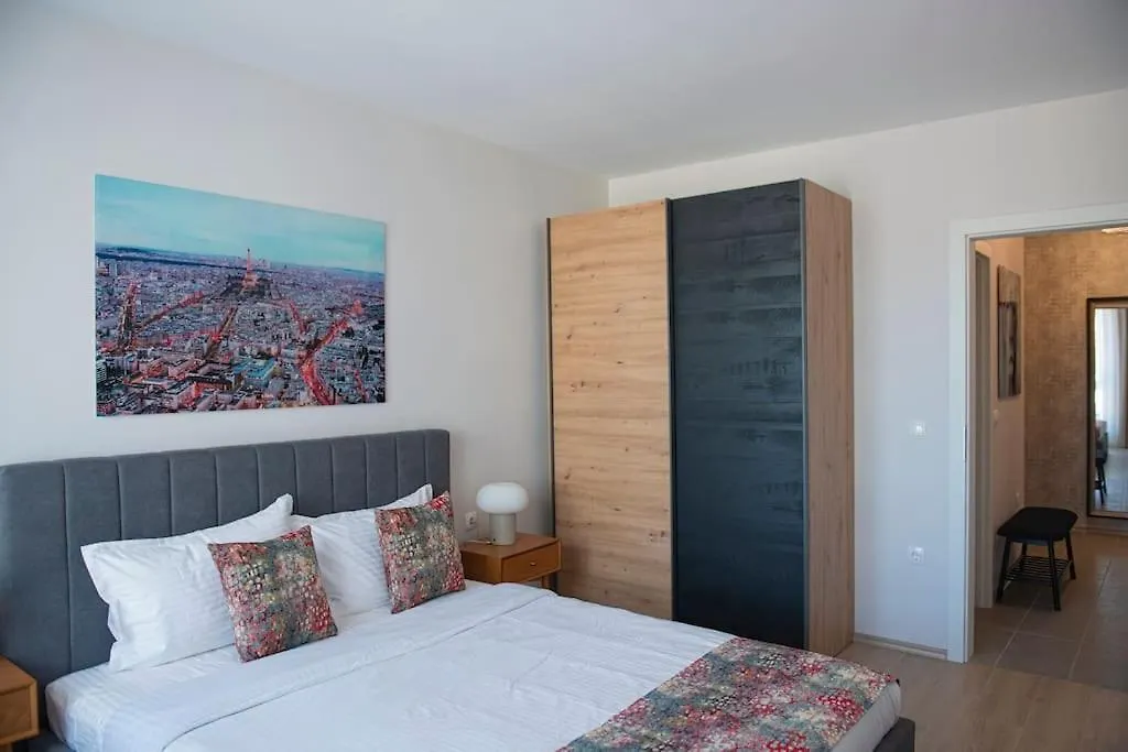 New York: A Spacious Modern Apartment With Parking Sofie