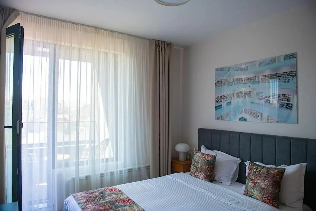 New York: A Spacious Modern Apartment With Parking Sofie